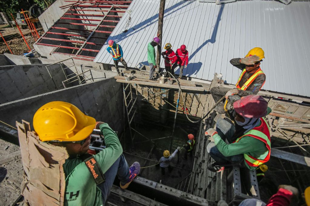 Construction crew in Idaho demonstrating the importance of workplace safety and drug-free policies on the job site.